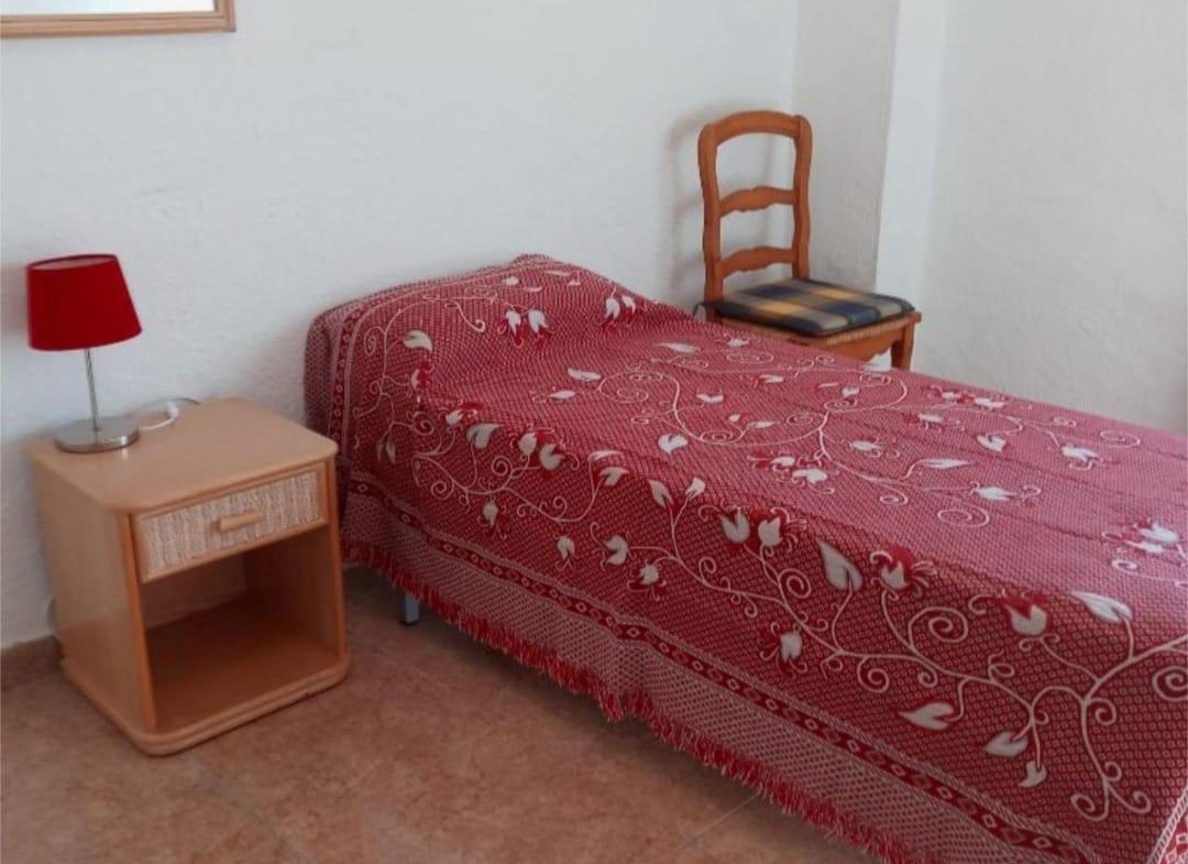 BONITA CASA ADOSADA EN ALMORADÍ: 4 HAB, 2 BAÑOS