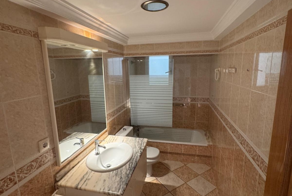 APARTAMENTO A 200 METROS DEL PUERTO DE TORREVIEJA CON SUPERFICIE DE 121 M2. 3 DORM. 2 BAÑOS.