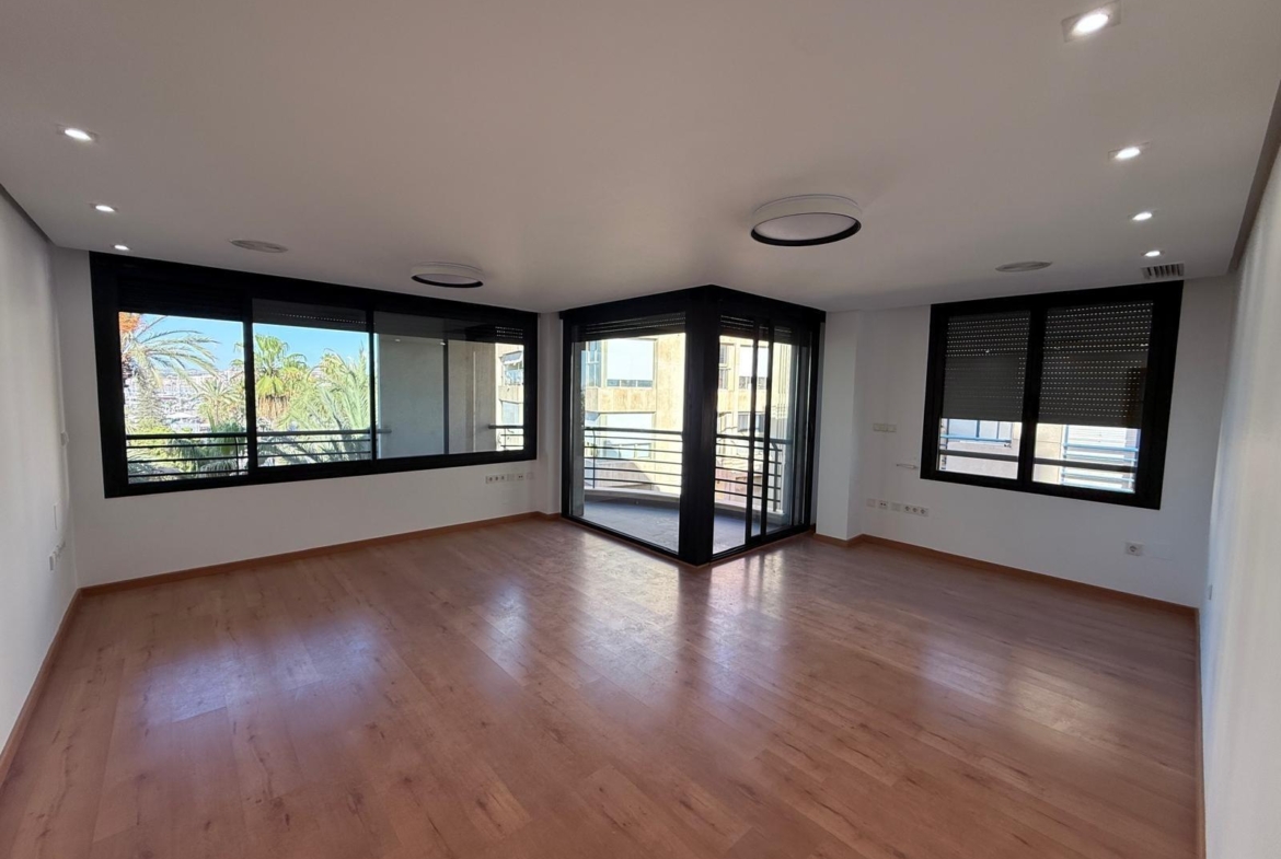 AMPLISIMO APARTAMENTO EN PRIMERA LINEA – PUERTO DE TORREVIEJA : 3 HAB, 2 BAÑOS, GARAJE Y TRASTERO