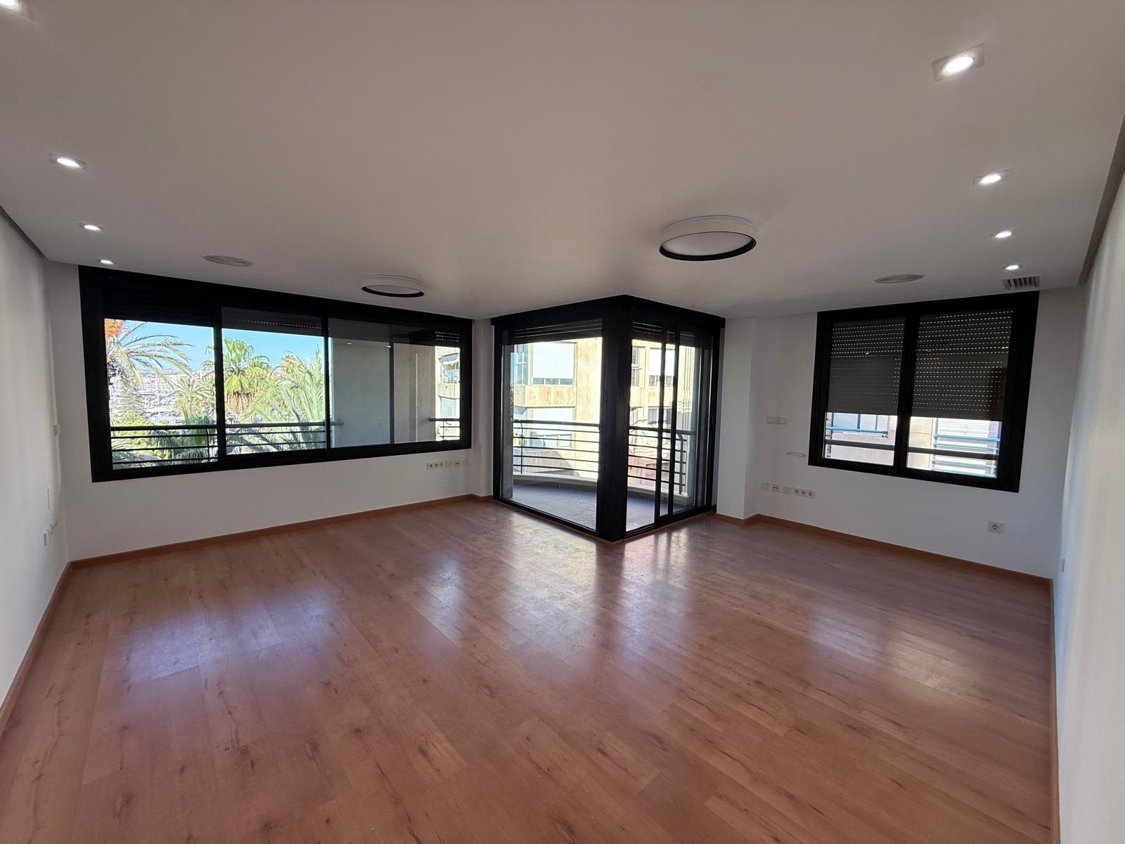 AMPLISIMO APARTAMENTO EN PRIMERA LINEA – PUERTO DE TORREVIEJA : 3 HAB, 2 BAÑOS, GARAJE Y TRASTERO