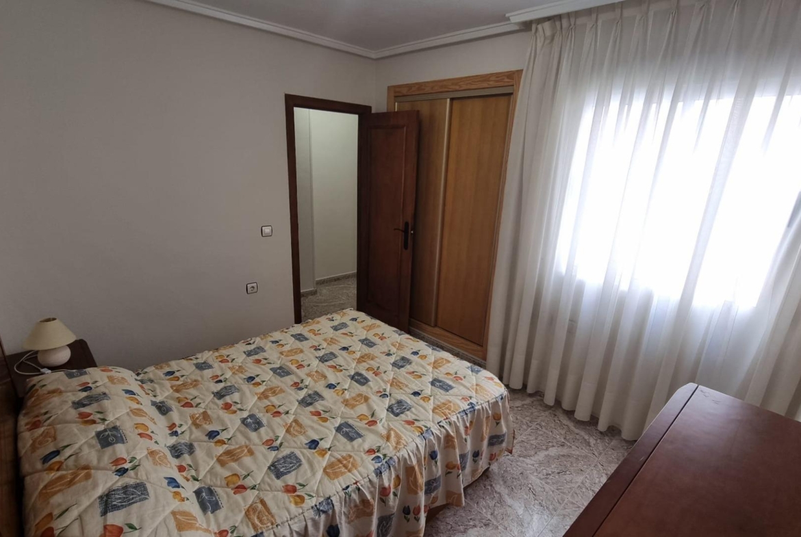 Apartamento semireformado a escasos metros de la playa !