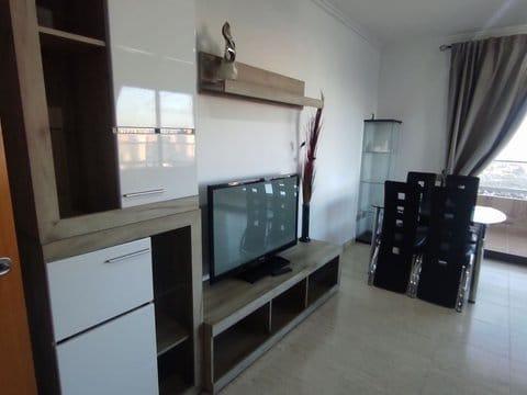 Bonito apartamento con vistas al mar y a la montaña, amueblado y equipado.