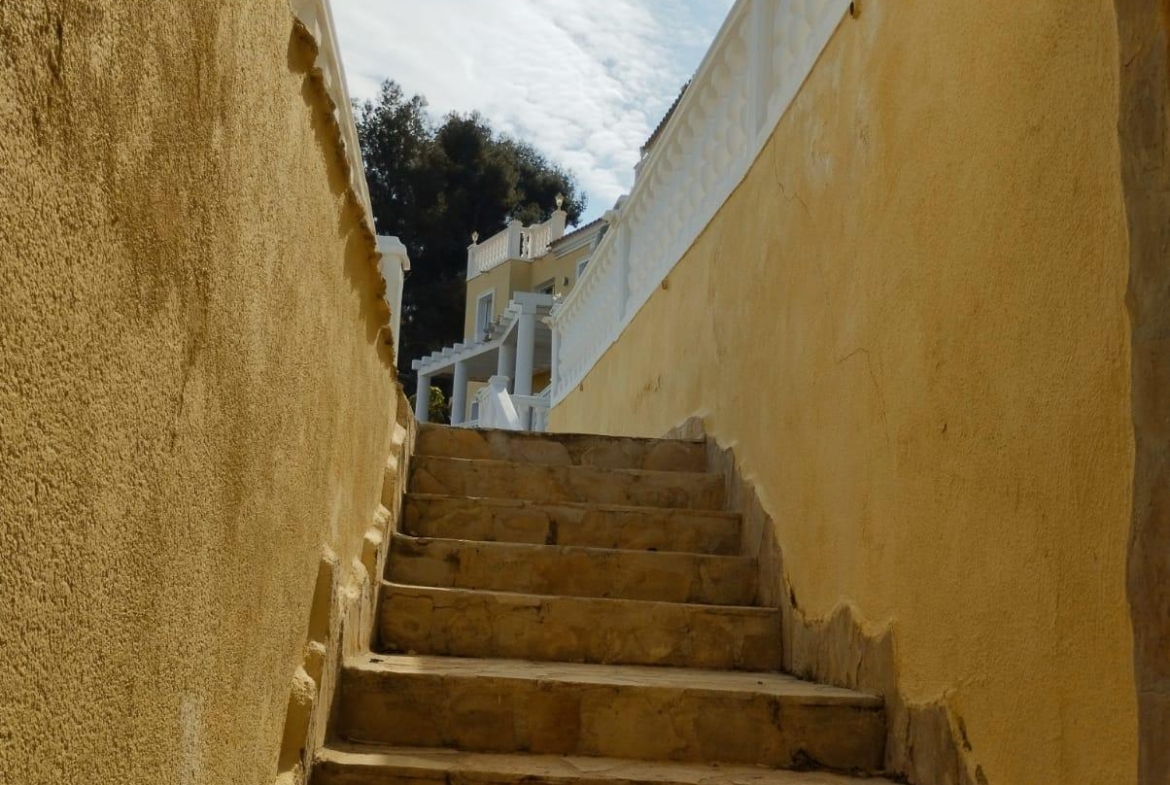 Exclusieve villa in Calpe met panoramisch uitzicht en een grote investeringsmogelijkheid
