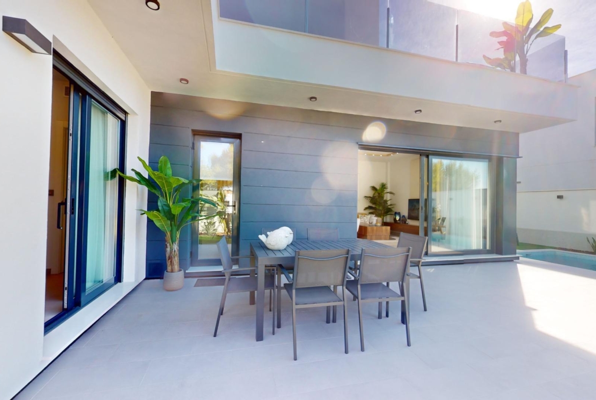 Detached modern villas placed in Roda Golf, Murcia