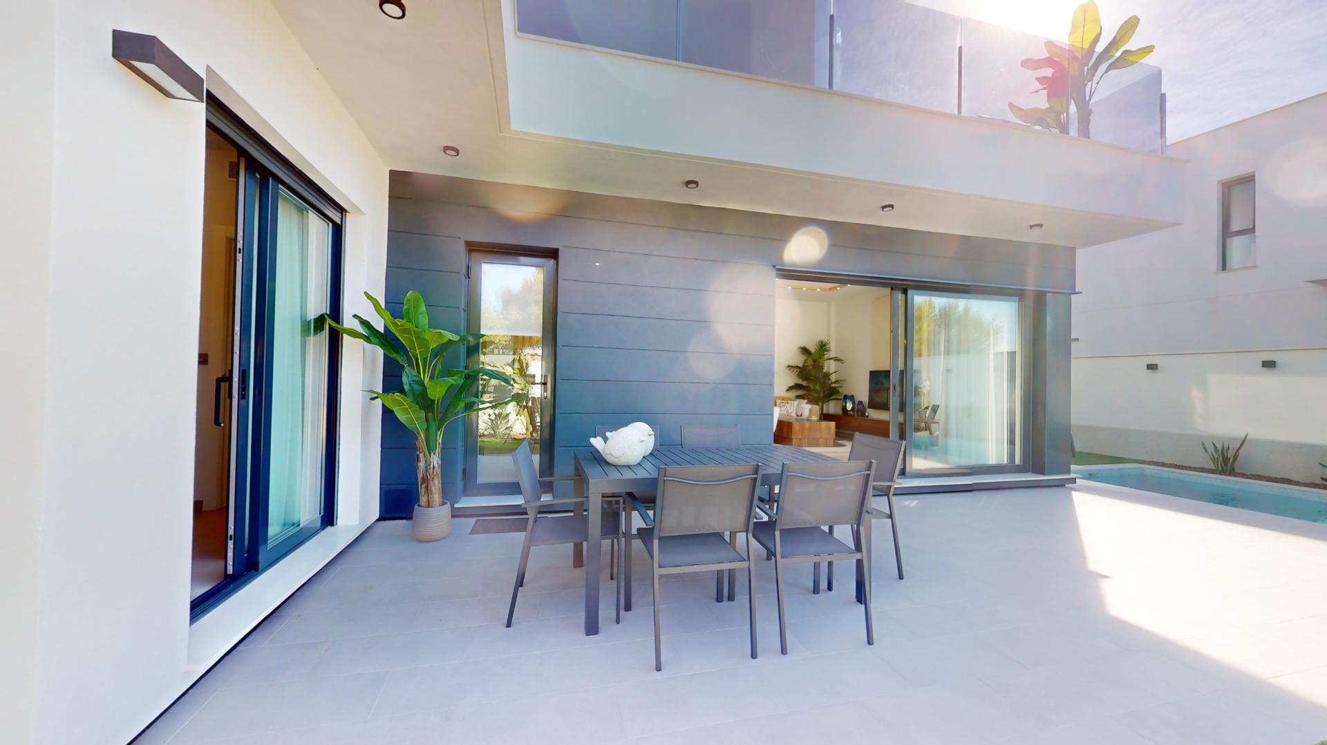 2-8-82 Detached modern villas placed in Roda Golf, Murcia