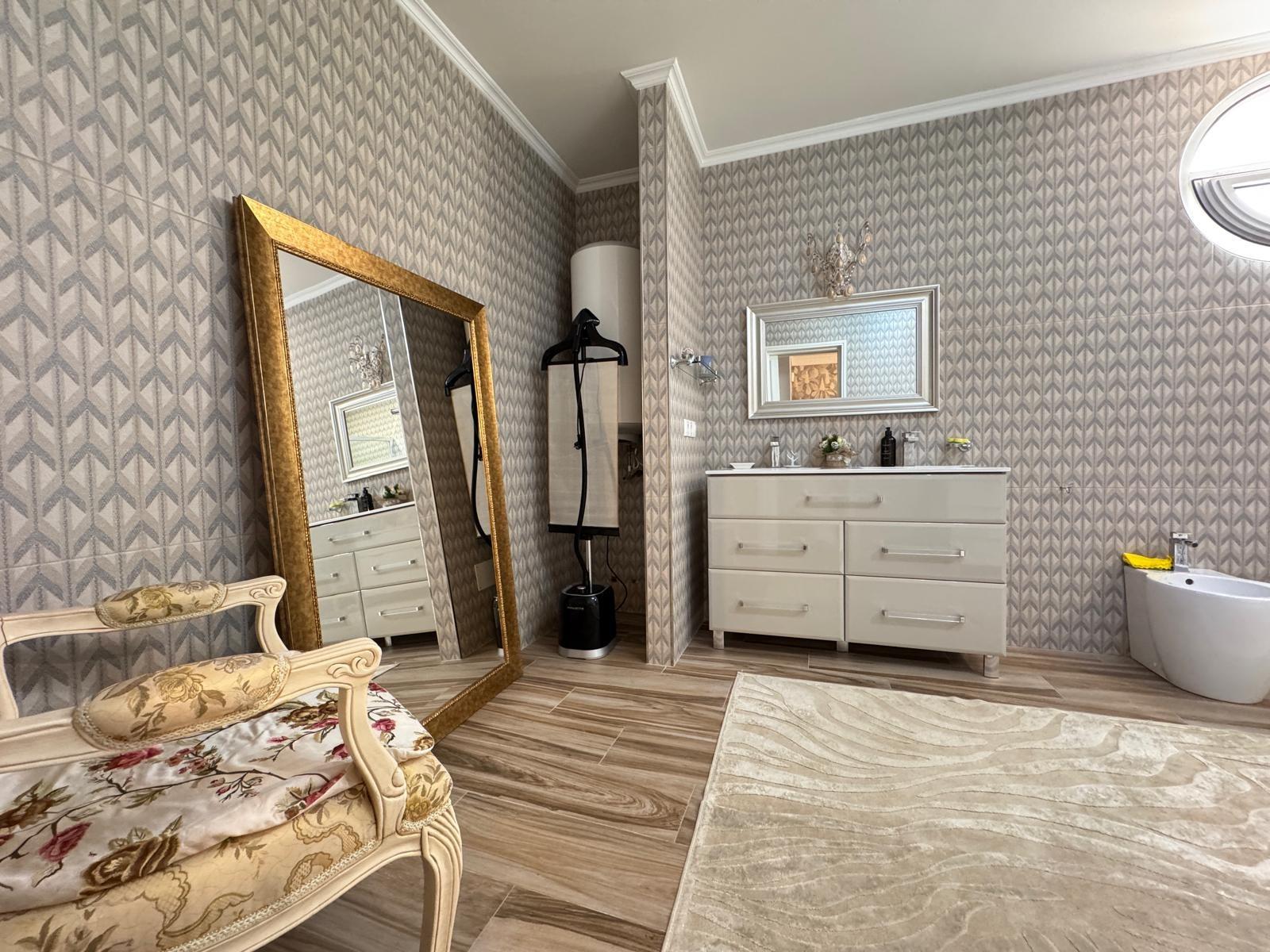 2-80-5 VILLA DE LIJO EN CAMPOAMOR CON 639 M2 DE CASA. PARCELA 800 M2. PISCINA PROPIA. 5 DORM. 4 BAÑOS. PLAYA A 650 METROS.