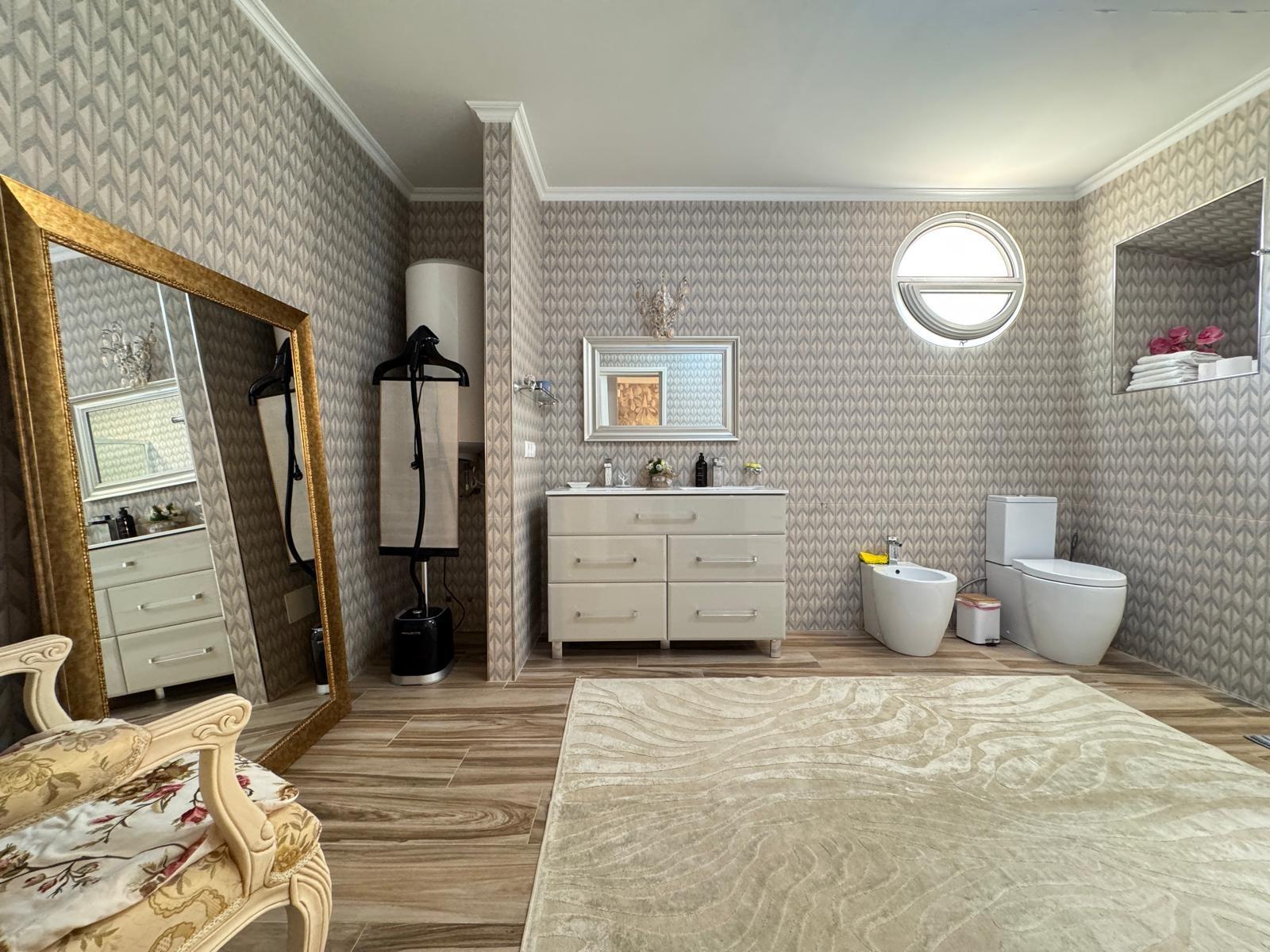 2-81-5 VILLA DE LIJO EN CAMPOAMOR CON 639 M2 DE CASA. PARCELA 800 M2. PISCINA PROPIA. 5 DORM. 4 BAÑOS. PLAYA A 650 METROS.