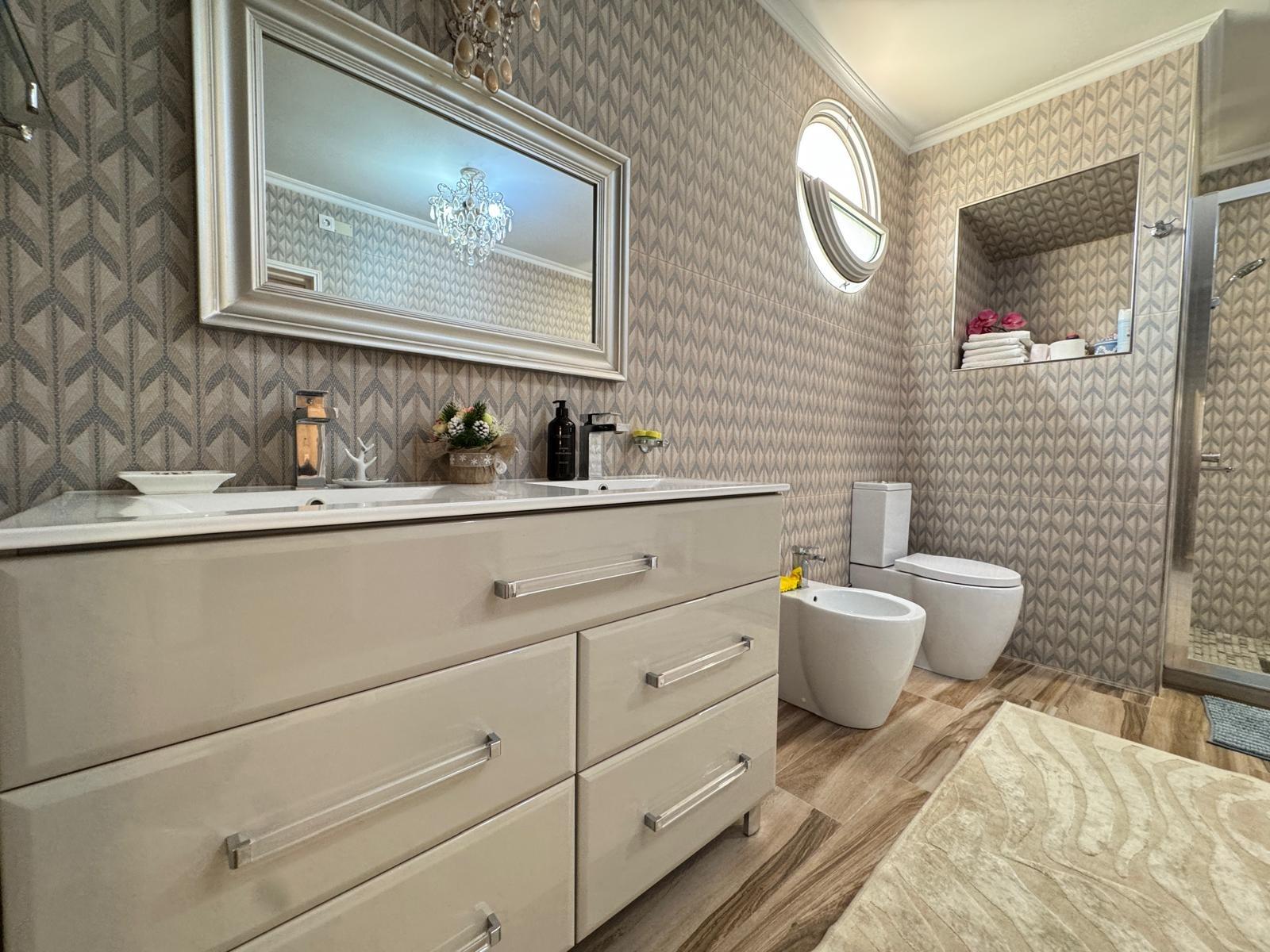 2-82-5 VILLA DE LIJO EN CAMPOAMOR CON 639 M2 DE CASA. PARCELA 800 M2. PISCINA PROPIA. 5 DORM. 4 BAÑOS. PLAYA A 650 METROS.