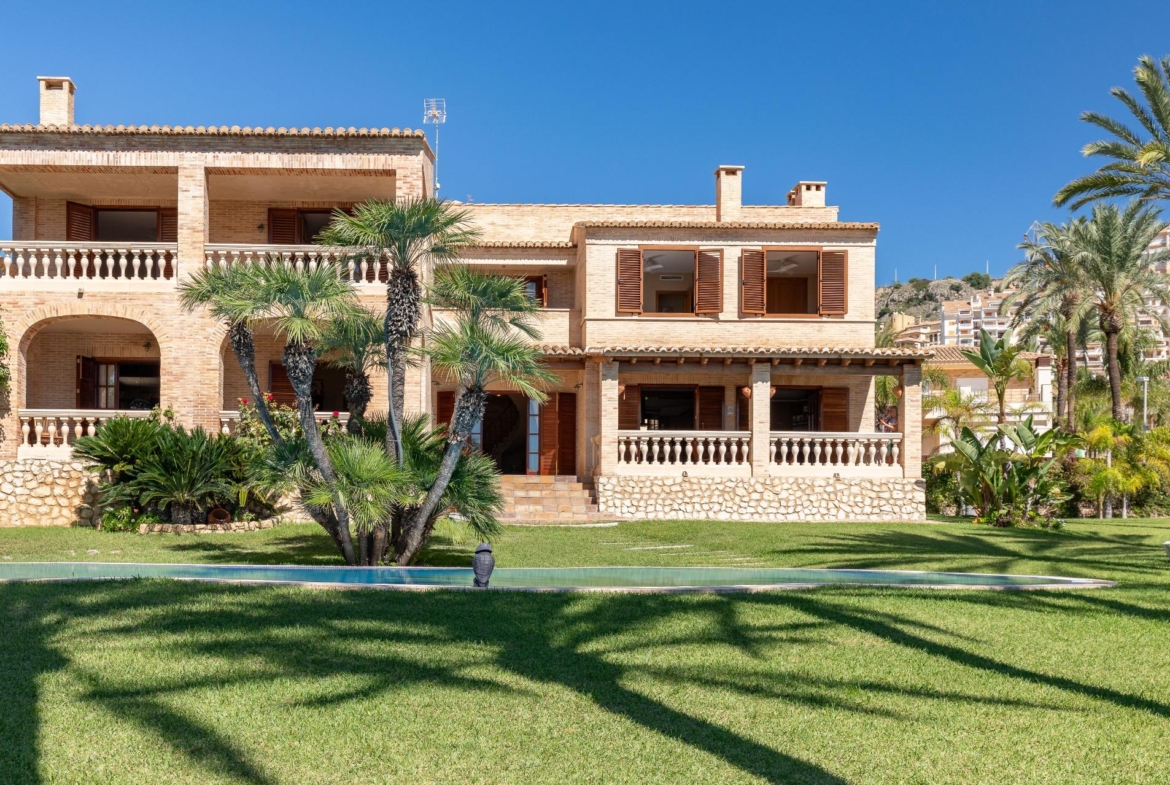 Exceptional Beachfront Villa: Luxury Steps Away from the Beach