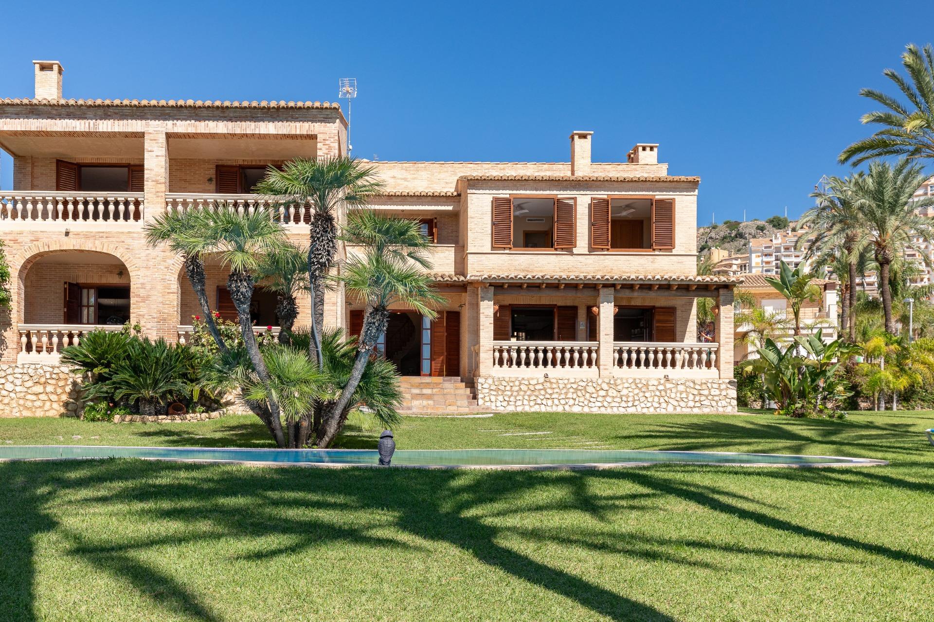2-83-2 Exceptional Beachfront Villa: Luxury Steps Away from the Beach