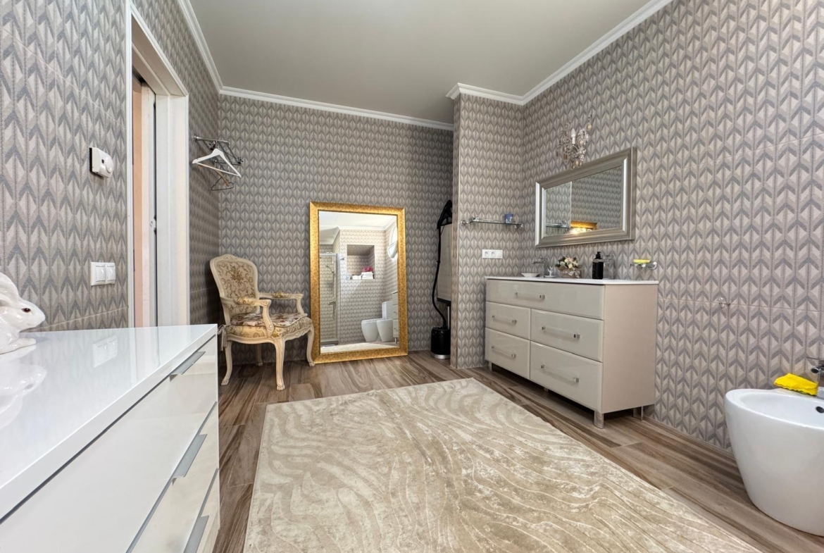 VILLA DE LIJO EN CAMPOAMOR CON 639 M2 DE CASA. PARCELA 800 M2. PISCINA PROPIA. 5 DORM. 4 BAÑOS. PLAYA A 650 METROS.