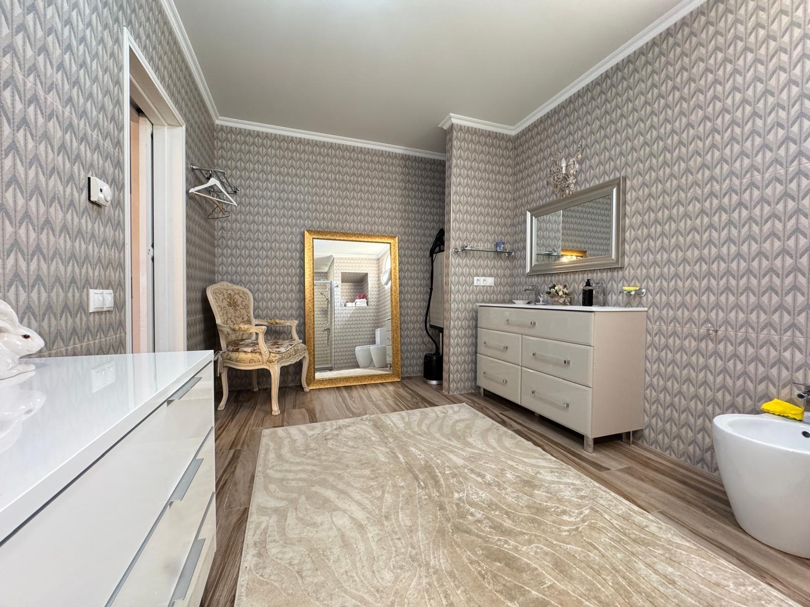 2-85-4 VILLA DE LIJO EN CAMPOAMOR CON 639 M2 DE CASA. PARCELA 800 M2. PISCINA PROPIA. 5 DORM. 4 BAÑOS. PLAYA A 650 METROS.