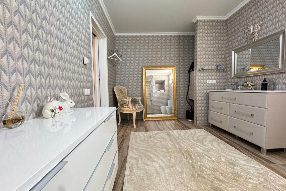 VILLA DE LIJO EN CAMPOAMOR CON 639 M2 DE CASA. PARCELA 800 M2. PISCINA PROPIA. 5 DORM. 4 BAÑOS. PLAYA A 650 METROS.