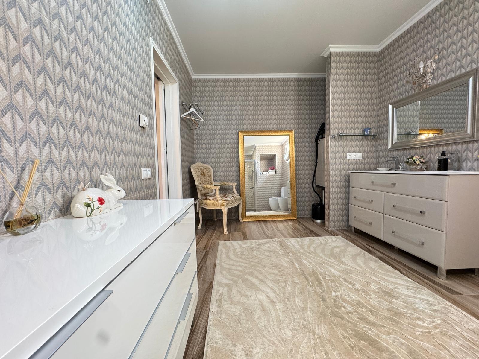 2-86-4 VILLA DE LIJO EN CAMPOAMOR CON 639 M2 DE CASA. PARCELA 800 M2. PISCINA PROPIA. 5 DORM. 4 BAÑOS. PLAYA A 650 METROS.