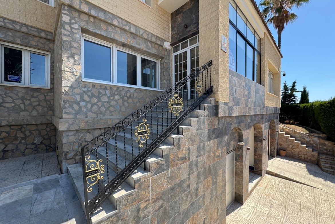 VILLA DE LIJO EN CAMPOAMOR CON 639 M2 DE CASA. PARCELA 800 M2. PISCINA PROPIA. 5 DORM. 4 BAÑOS. PLAYA A 650 METROS.