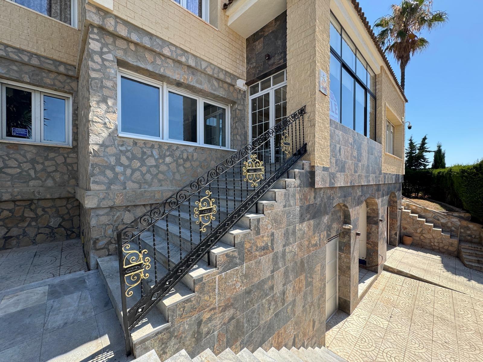 2-87-4 VILLA DE LIJO EN CAMPOAMOR CON 639 M2 DE CASA. PARCELA 800 M2. PISCINA PROPIA. 5 DORM. 4 BAÑOS. PLAYA A 650 METROS.