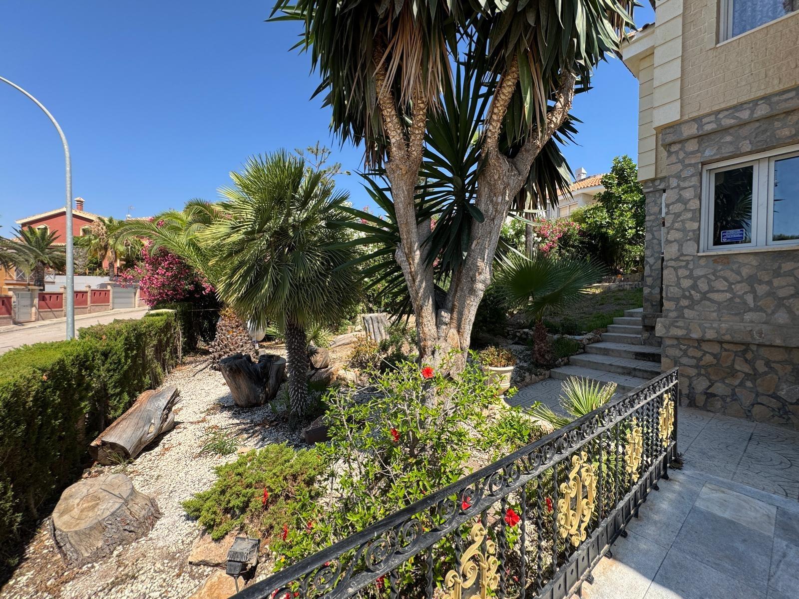 2-89-4 VILLA DE LIJO EN CAMPOAMOR CON 639 M2 DE CASA. PARCELA 800 M2. PISCINA PROPIA. 5 DORM. 4 BAÑOS. PLAYA A 650 METROS.