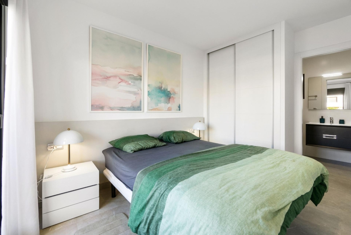 ESPECTACULAIR APPARTAMENTO CON LICENCIA TURISTICA. 2 DORM. 2 BAÑOS. GARAJE+TRASTERO. PISCINA.