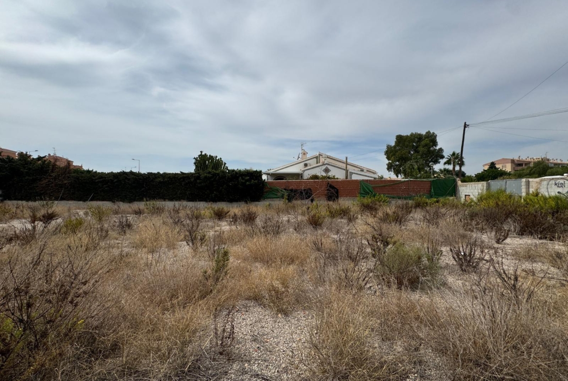 PARCELA 1000 M2 EN ORIHUELA COSTA. A 350 METROS DEL MAR.