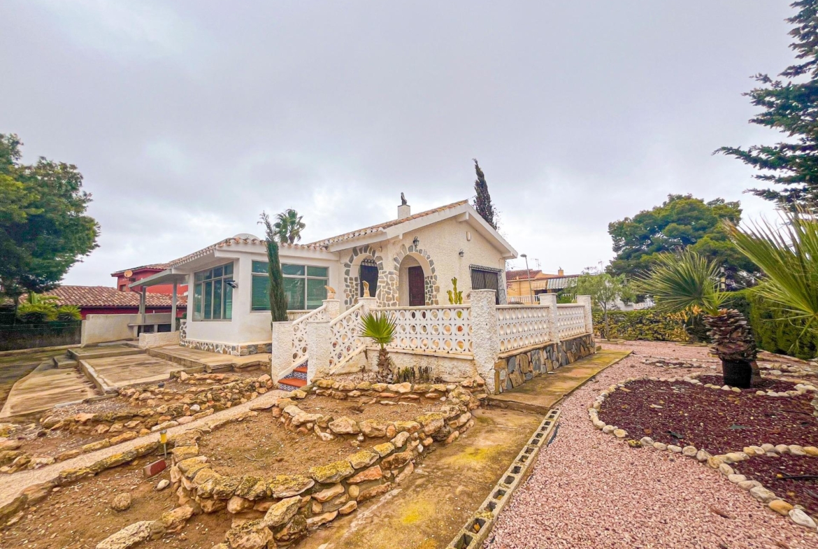 VILLA EN LOS BALCONES CON 1000 M2 DE PARCELA. 3 DORM. 2 BAÑOS. GARAJE PRIVADO DE 36 M2.
