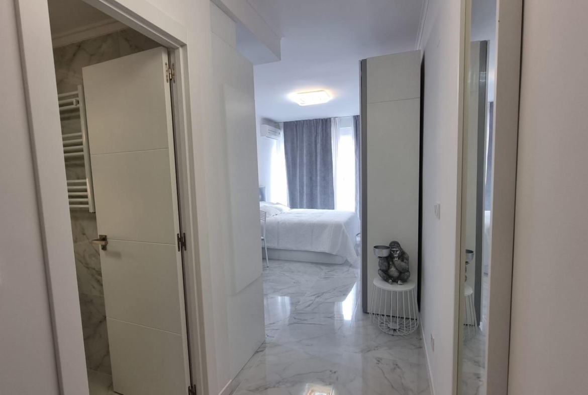 Estudio totalmente reformado a 50 metros de la playa de los Locos !