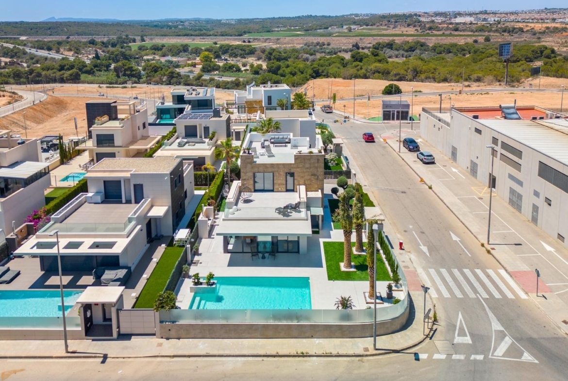 Lujosa villa de obra nueva a un paso de la playa de Campoamor !
