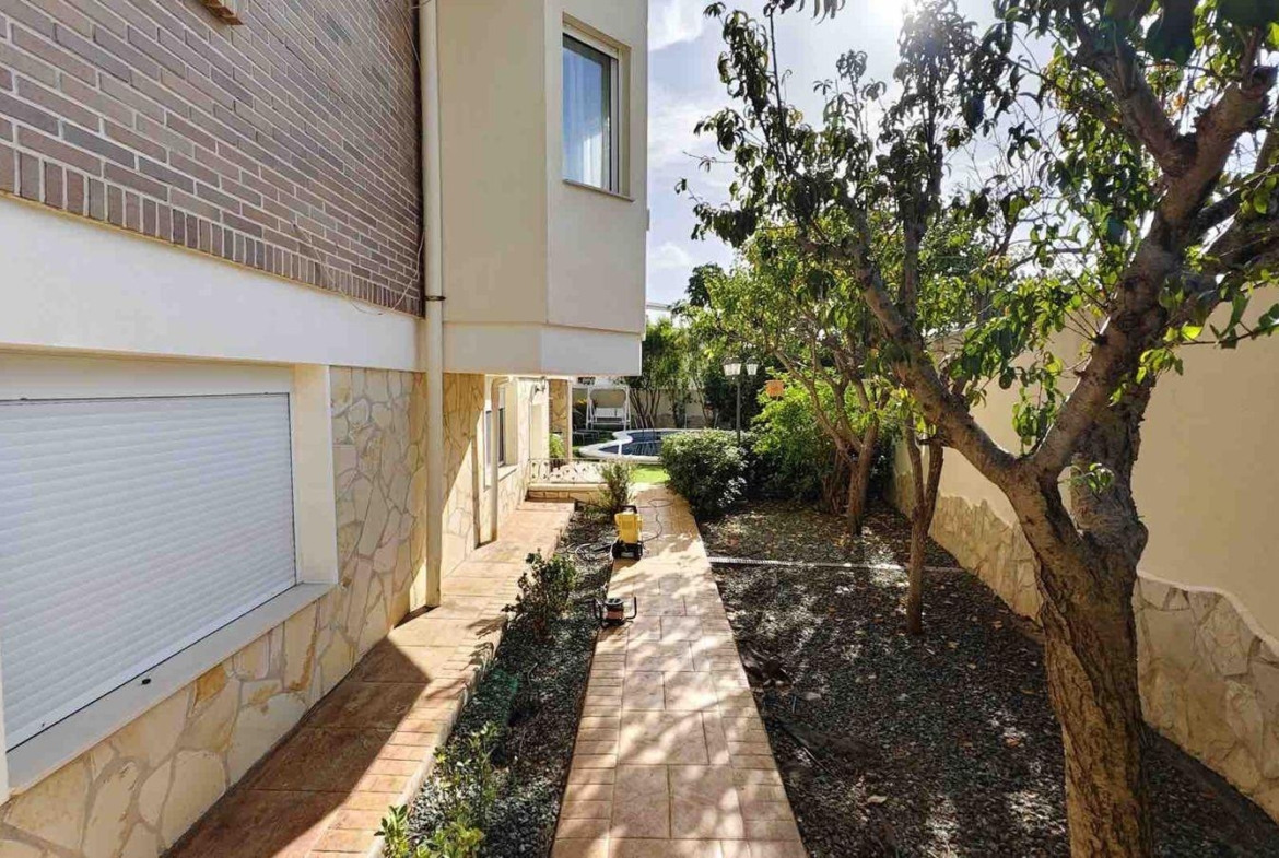 VILLA EN CIUDQUESADA. CON PISCINA PRIVADA. PARCELA 850M2. CASA 364 M2.