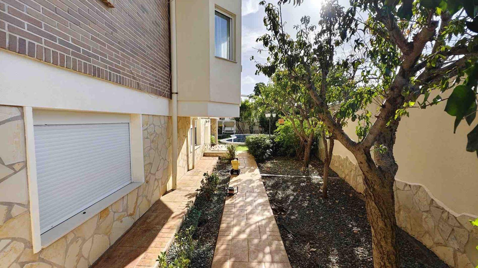 VILLA EN CIUDQUESADA. CON PISCINA PRIVADA. PARCELA 850M2. CASA 364 M2.