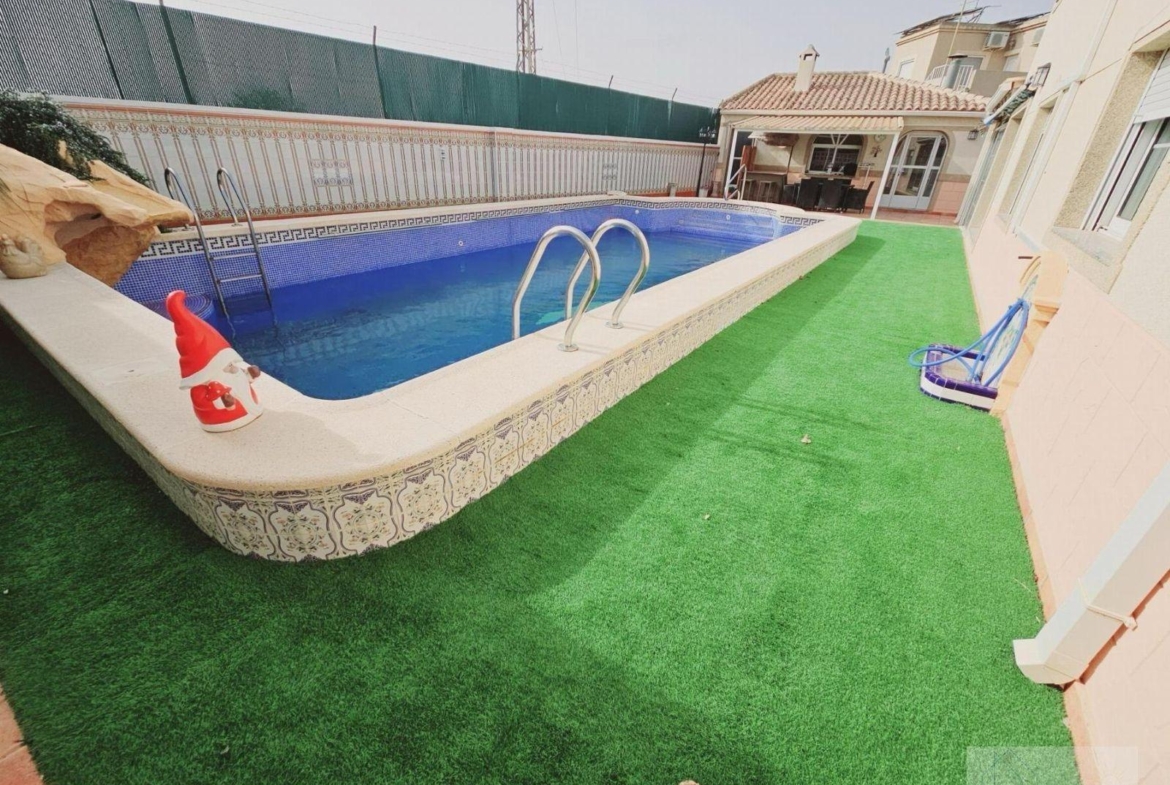 VILLA EN LA SIESTA CON 800 METROS DE PARCELA. PISCINA PRIVADA. 330 M2 DE CASA.