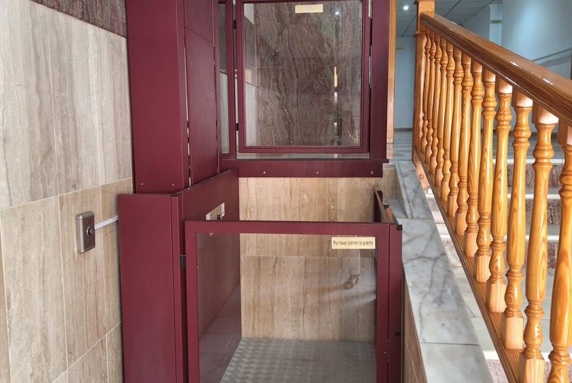 Semi-Renovated Apartment 350 Meters from Playa del Cura