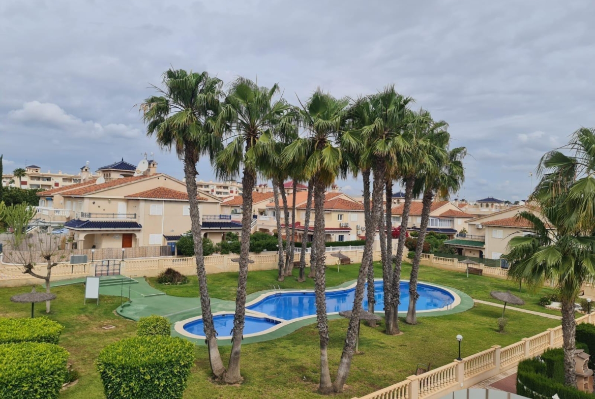BUNGALOW PLANTA ALTA CON SOLÁRIUM EN ORIHUELA COSTA, ZENIAMAR I.