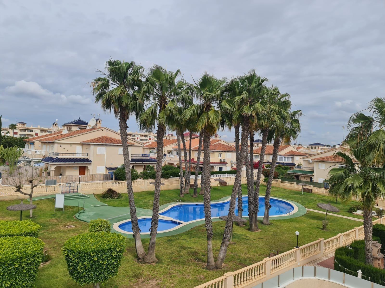 BUNGALOW PLANTA ALTA CON SOLÁRIUM EN ORIHUELA COSTA, ZENIAMAR I.