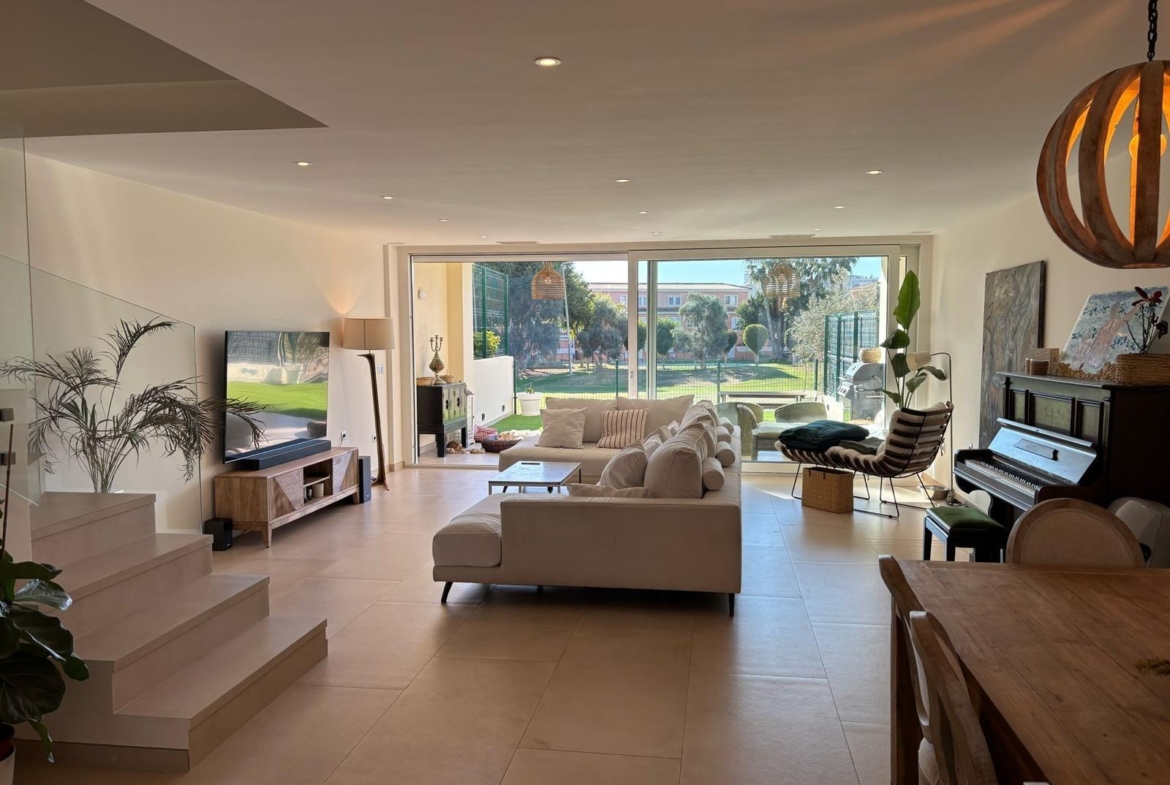 Exclusivo Chalet Pareado en Los Cisnes, Alicante: Confort y Modernidad