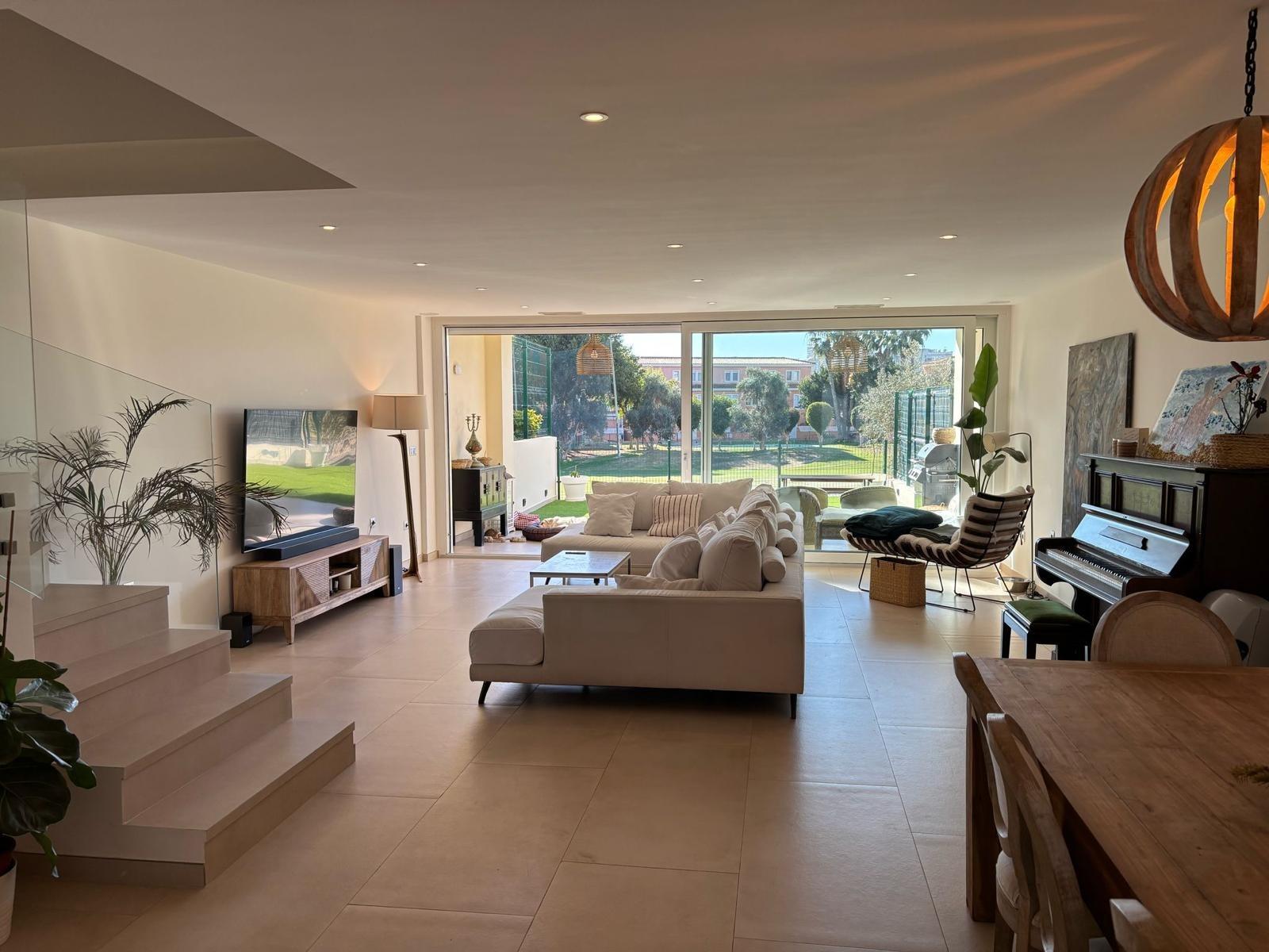 Exclusivo Chalet Pareado en Los Cisnes, Alicante: Confort y Modernidad