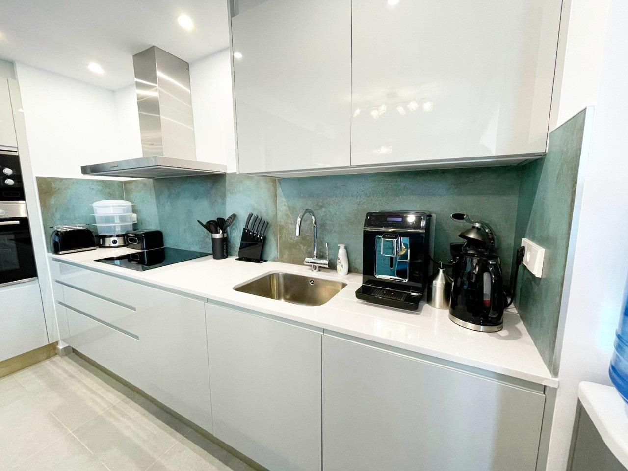Moderne nieuwe appartementen aan de oevers van de Middellandse Zee