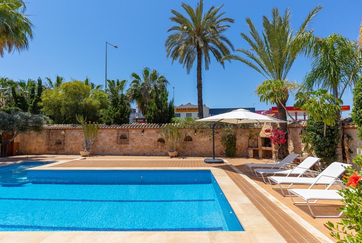 VILLA CON PISCINA PRIVADA EN PUNTA PRIMA CON PARCELA 540 M2. 4 DORM. 2 BAÑOS. 168 M2 DE CASA.