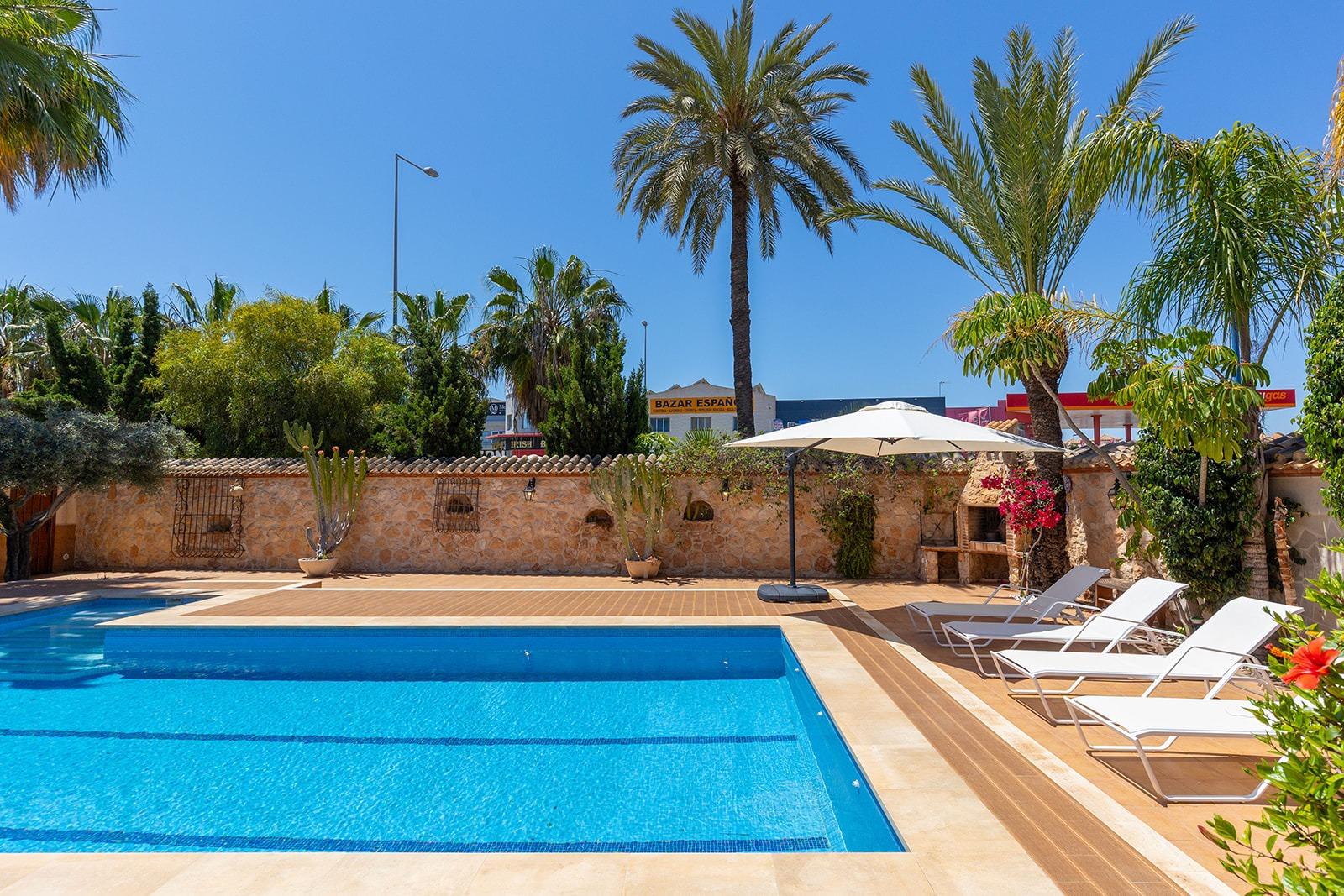 VILLA CON PISCINA PRIVADA EN PUNTA PRIMA CON PARCELA 540 M2. 4 DORM. 2 BAÑOS. 168 M2 DE CASA.