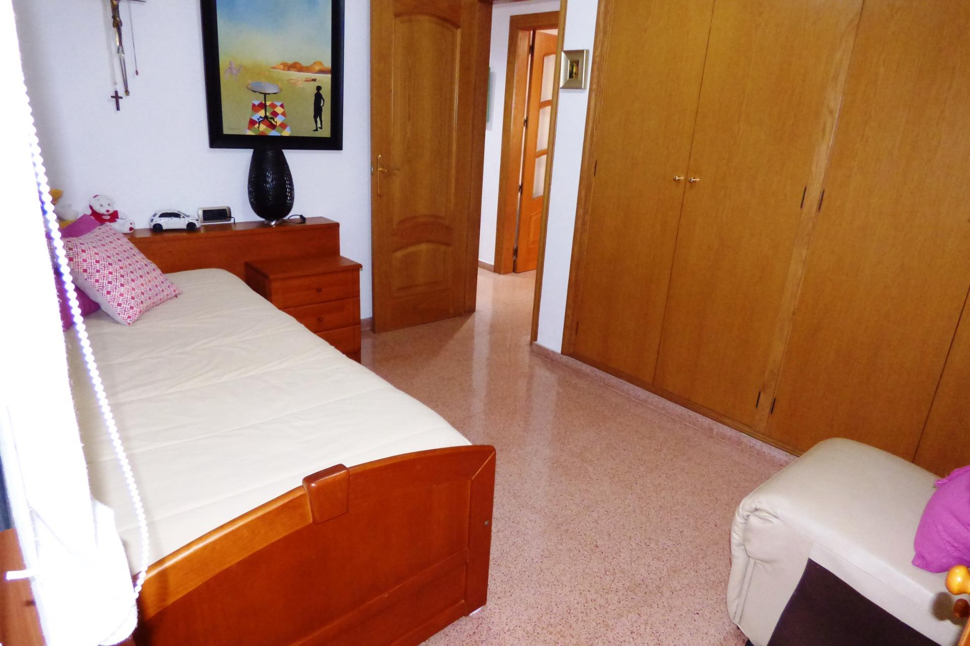 Chalet Adosado con Estilo Único a Pocos Pasos de la Playa de San Juan