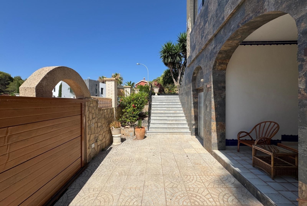 VILLA DE LIJO EN CAMPOAMOR CON 639 M2 DE CASA. PARCELA 800 M2. PISCINA PROPIA. 5 DORM. 4 BAÑOS. PLAYA A 650 METROS.