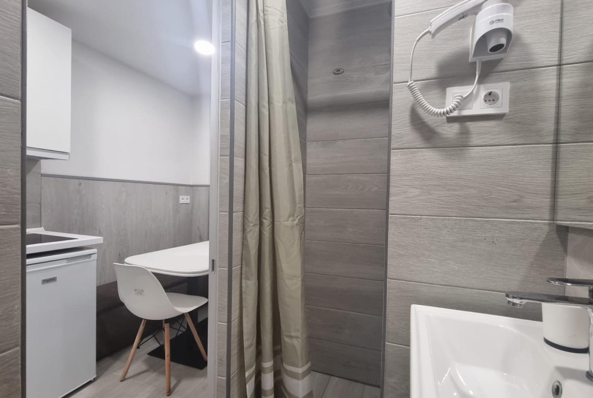 REFORMADO APARTAMENTO A 50 METROS DE PLAYA DE 3 DORMITORIOS 3 BAÑOS DIVIDIDO A 3 ESTUDIOS COMPLETOS PARA ALQUILAR. 105 M2 TOTAL.