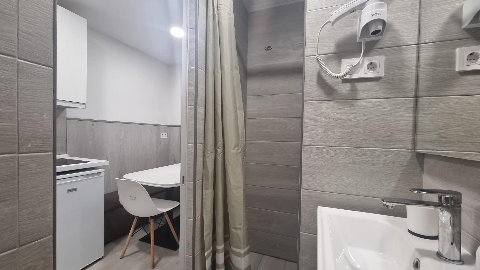 REFORMADO APARTAMENTO A 50 METROS DE PLAYA DE 3 DORMITORIOS 3 BAÑOS DIVIDIDO A 3 ESTUDIOS COMPLETOS PARA ALQUILAR. 105 M2 TOTAL.