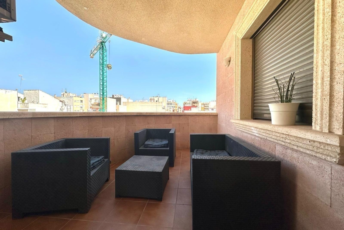GRANDE APARTAMENTO DE 4 DORM. 2 BAÑOS. A 400 METROS DEL PUERT0 DE TORREVIEJA CON 130 M2. Y GRAN TERRAZA.
