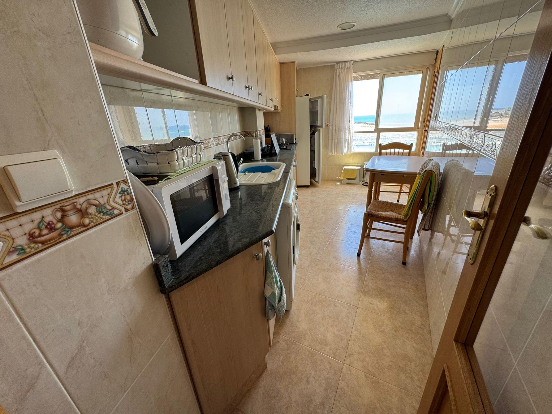 2-9-281 Fantástico apartamento de 3 slaapzalios en primera línea de playa en Torrevieja