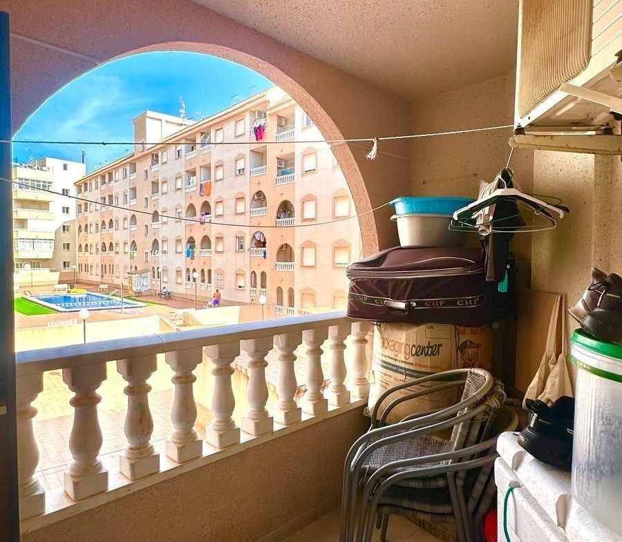 APATRAMENTO EN EL CENTRO DE TORREVIEJA CON PISCINA Y GARAJE INCLUIDO. 2 DORM. 1 BAÑO. SPEEL EEN 700 METRO.