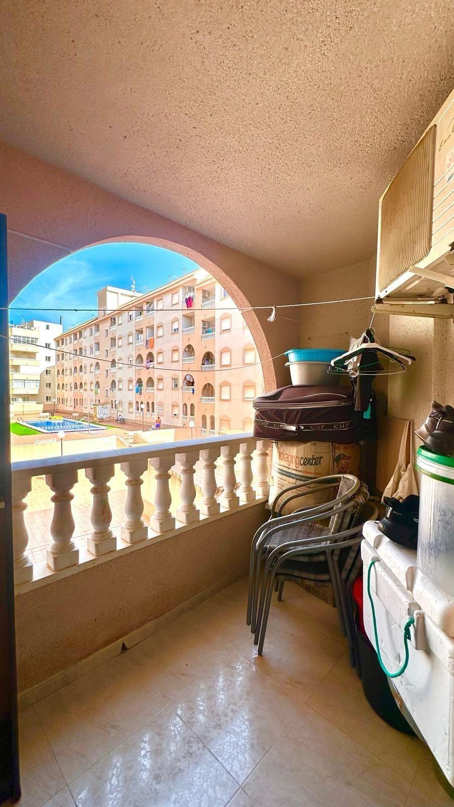 APATRAMENTO EN EL CENTRO DE TORREVIEJA CON PISCINA Y GARAJE INCLUIDO. 2 DORM. 1 BAÑO. SPEEL EEN 700 METRO.