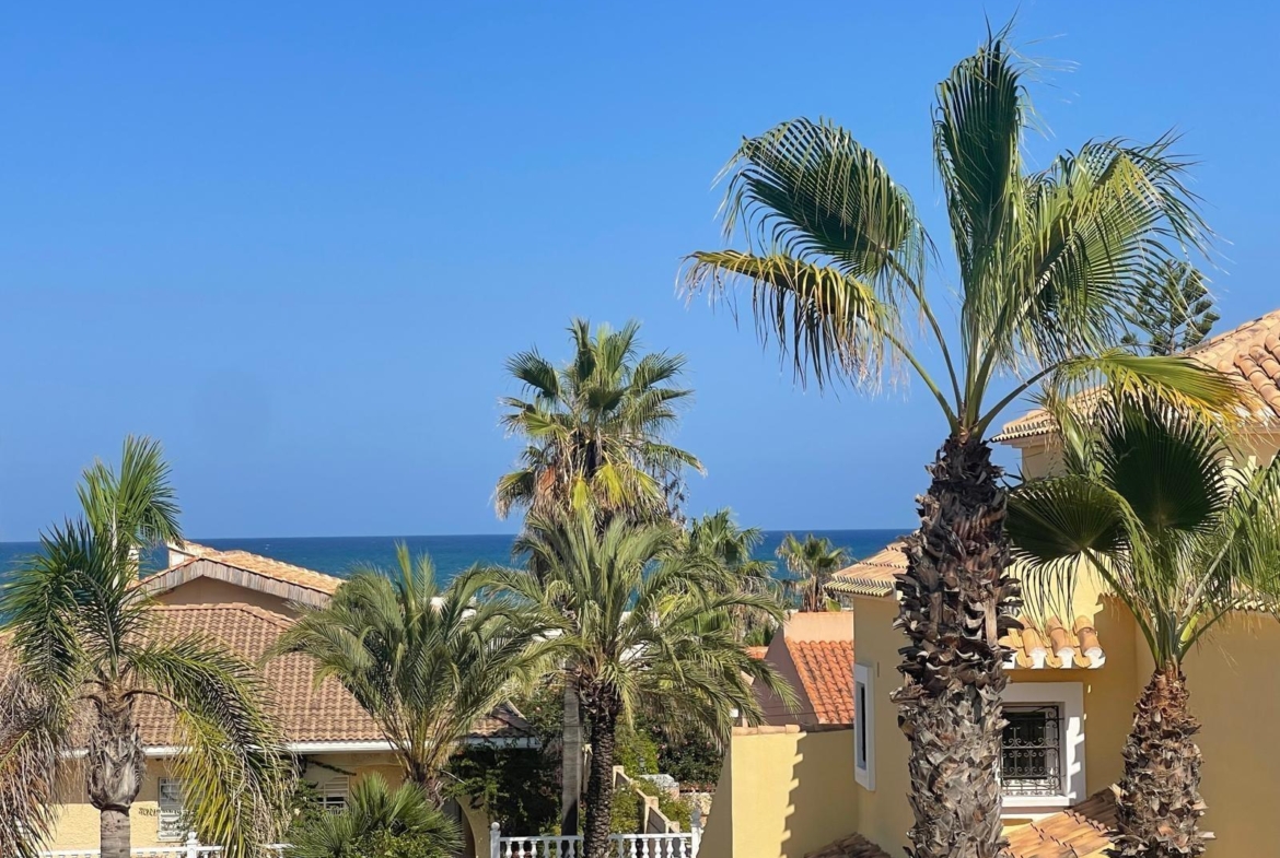 VILLA PARADA CON VISTAS AL MAR Y A 200 METROS DE PLAYA! ZONA TORRE LA MATA. 5 DRM. 3 BAÑOS. PISCINA PRIVADA.
