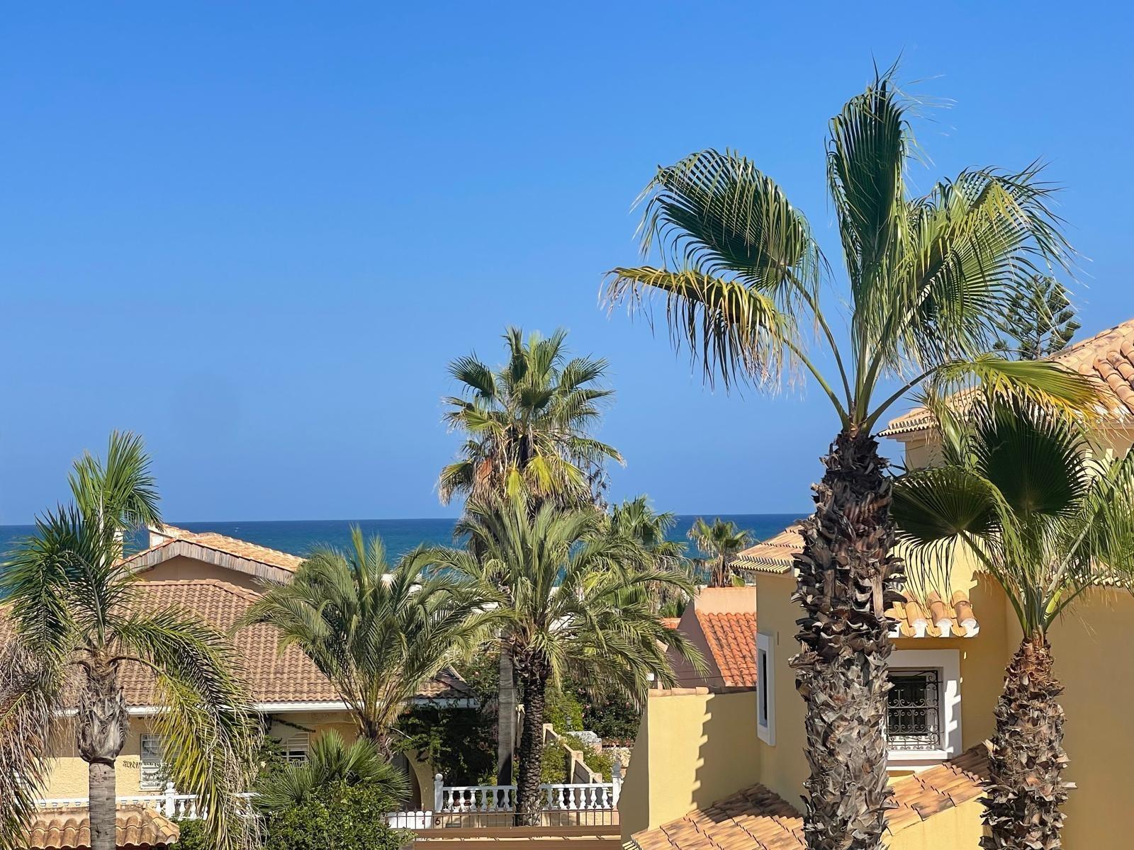 VILLA PARADA CON VISTAS AL MAR Y A 200 METROS DE PLAYA! ZONA TORRE LA MATA. 5 DRM. 3 BAÑOS. PISCINA PRIVADA.
