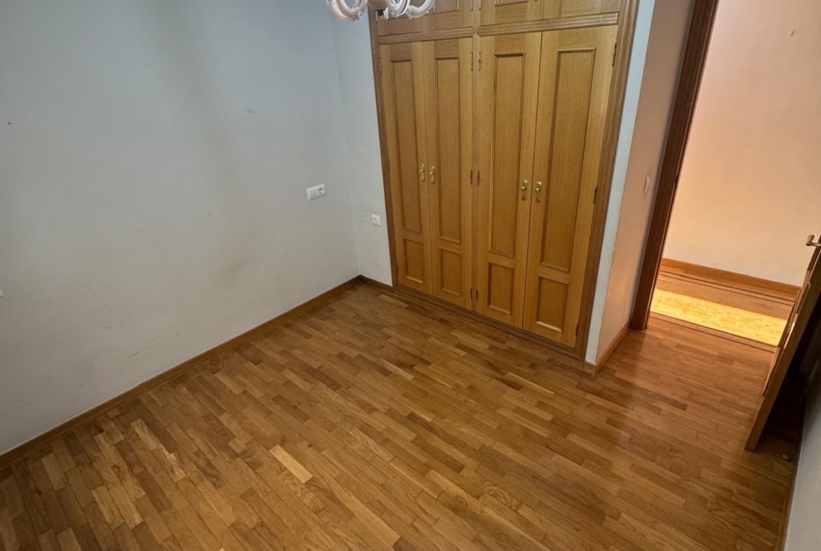 APARTAMENTO A 200 METROS DEL PUERTO DE TORREVIEJA CON SUPERFICIE DE 121 M2. 3 DORM. 2 BAÑOS.