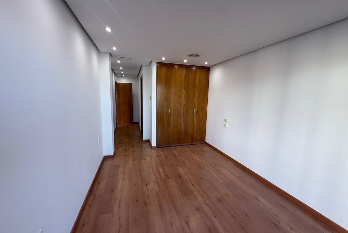AMPLISIMO APARTAMENTO EN PRIMERA LINEA – PUERTO DE TORREVIEJA : 3 HAB, 2 BAÑOS, GARAJE Y TRASTERO