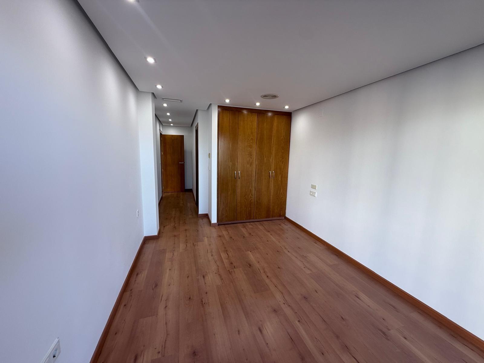 AMPLISIMO APARTAMENTO EN PRIMERA LINEA – PUERTO DE TORREVIEJA : 3 HAB, 2 BAÑOS, GARAJE Y TRASTERO